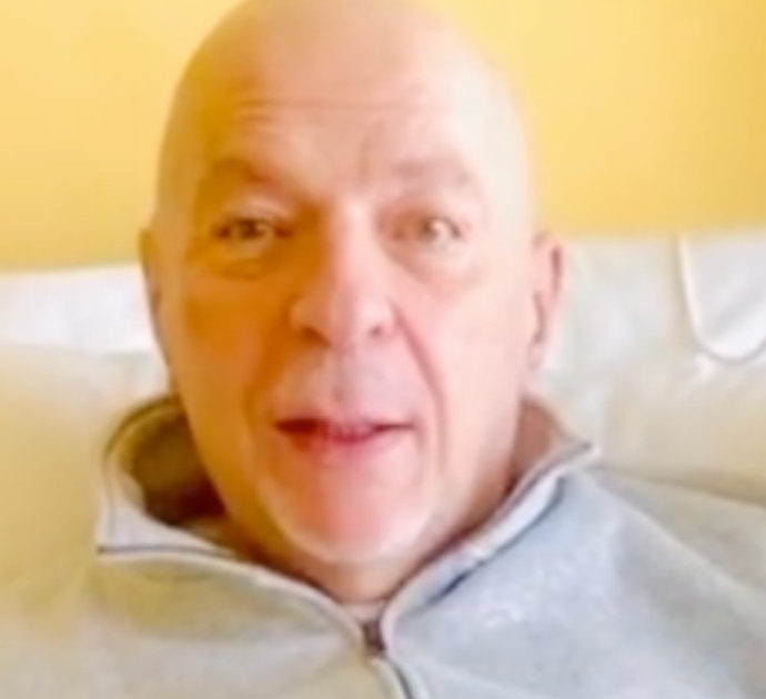 Mauro Coruzzi ‘Platinette’ e la fatica a parlare dopo l’ictus, il video dall’ospedale: “Chiedo scusa”