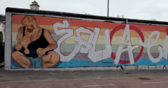 Copertina di Rimini, cancellato il murales dell’uomo che allatta un bambino. Il sindaco: “Con questo atto lo hanno reso immortale”