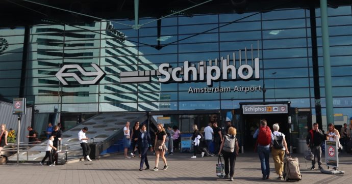 L’aeroporto di Amsterdam abolirà i voli notturni e vieterà i jet privati per ridurre le emissioni. Greenpeace: “Prendiamo esempio”
