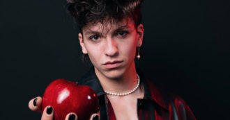 Copertina di Luigi Strangis a FqMagazine: “Stranito dal divieto e le multe per chi usa le parole inglesi. Ci sono cose più importanti a cui pensare, godiamoci la vita!”