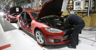 Copertina di Tesla condannata per non aver protetto un dipendente da abusi razziali. Ma la società ottiene un “maxi sconto”