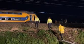 Copertina di Olanda, treno passeggeri finisce contro una gru e deraglia: un morto e almeno trenta feriti