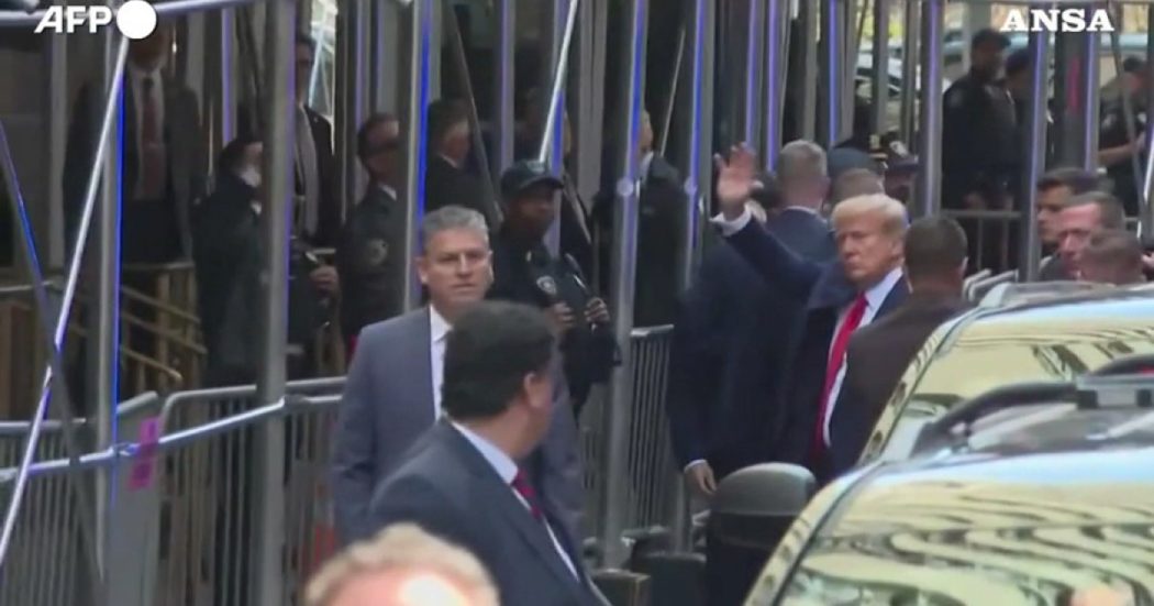 Donald Trump in stato di arresto, ecco il momento in cui entra in tribunale a Manhattan – Video