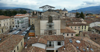 Copertina di A 14 anni dal terremoto de L’Aquila la chiesa simbolo di Paganica è ancora in rovina: in stallo i lavori per il restauro – Video