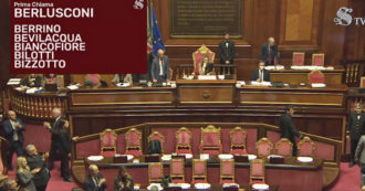 Copertina di “Berlusconi, assente”: l’applauso del Senato al leader di Forza Italia ricoverato in terapia intensiva durante la chiama per il voto di fiducia