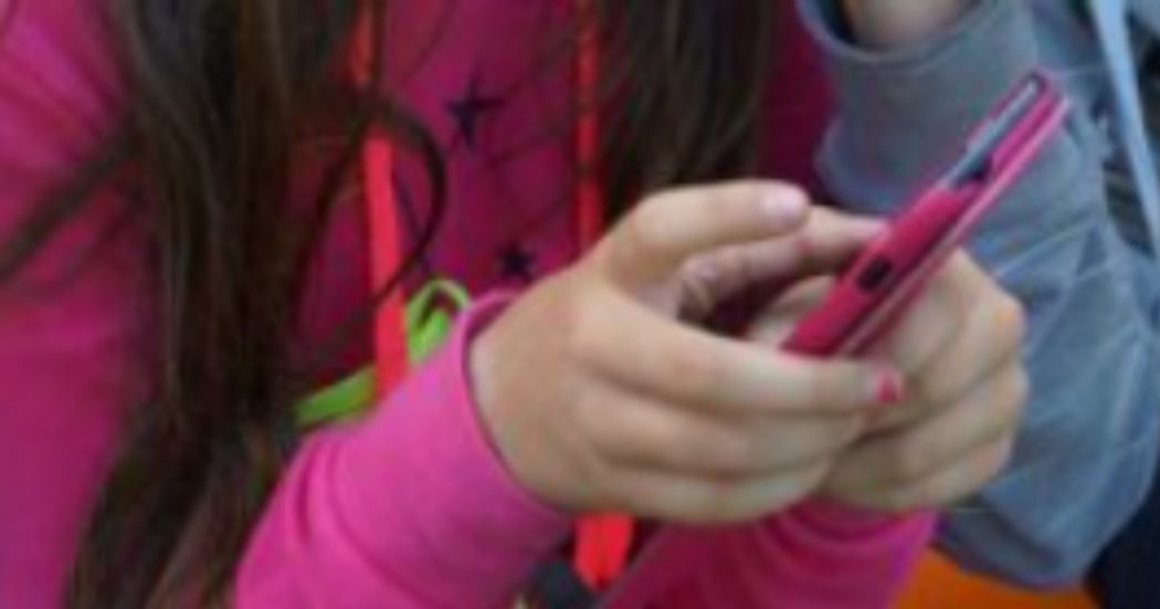 Il caricabatterie del cellulare è difettoso: dodicenne perde la vita folgorata da una scossa elettrica