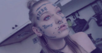 Copertina di Influncer 25enne si tatua la faccia, gli haters la offendono pesantemente ma lei replica: “Per me sono importanti”