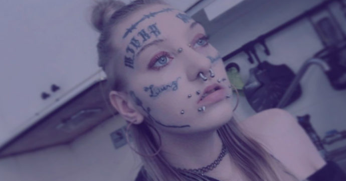 Influncer 25enne si tatua la faccia, gli haters la offendono pesantemente ma lei replica: “Per me sono importanti”