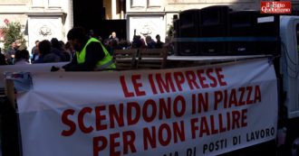 Copertina di Superbonus, gli edili in corteo paralizzano Genova: “Provvedimenti palliativi. Giorgetti intervenga, le aziende stanno fallendo”
