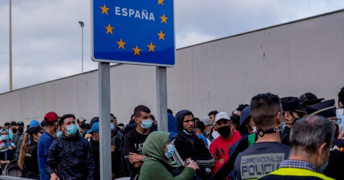 Copertina di Carri armati e immigrazione: Spagna e Malta minano l’unità
