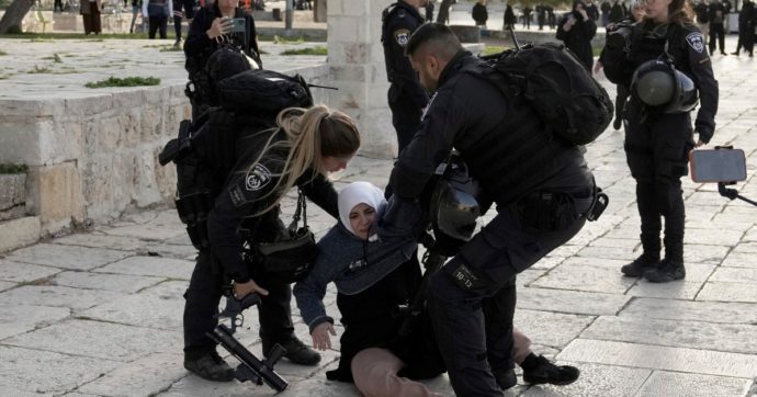 Israele, raid della polizia ad Al-Aqsa e scontri sulla Spianata delle moschee: 400 arrestati