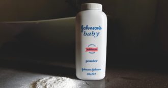 Copertina di Johnson & Johnson risarcirà con 966 milioni di dollari la famiglia di una donna morta di cancro a causa del suo talco