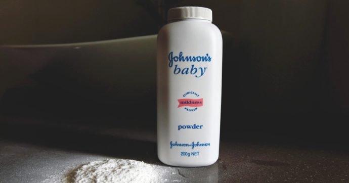 Johnson & Johnson risarcirà con 966 milioni di dollari la famiglia di una donna morta di cancro a causa del suo talco