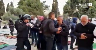 Copertina di Gerusalemme, polizia israeliana aggredisce e allontana un gruppo di uomini in preghiera nella moschea di Al-Aqsa