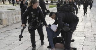 Copertina di Israele, polizia irrompe nella moschea di al-Aqsa: manganellate contro i fedeli. Arrestate 350 persone. Ben Gvir: “Mozzare teste a Gaza”