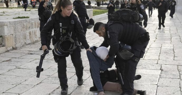 Israele, polizia irrompe nella moschea di al-Aqsa: manganellate contro i fedeli. Arrestate 350 persone. Ben Gvir: “Mozzare teste a Gaza”