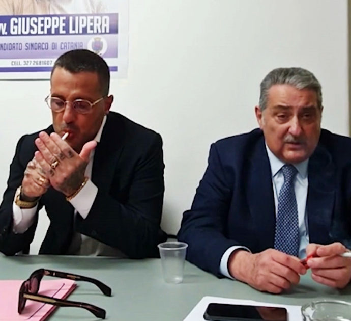 Fabrizio Corona si candida a Catania e fuma al chiuso durante la conferenza stampa con l’aspirante sindaco – Video