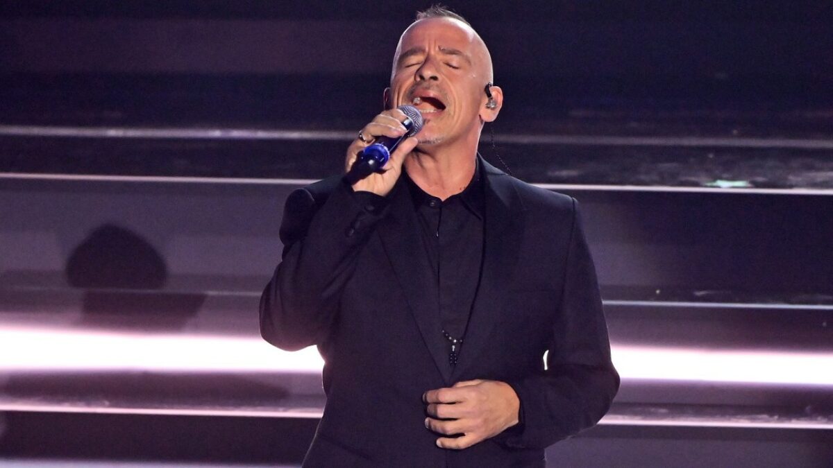 “L’intervento alle corde vocali è andato bene. Il medico mi ha imposto una riabilitazione che mi porterà a posticipare il tour americano”: così Eros Ramazzotti