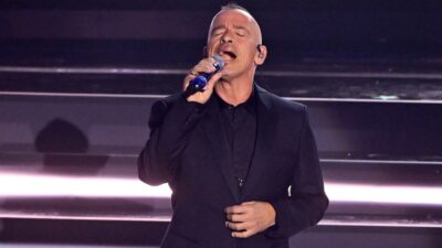 Copertina di “L’intervento alle corde vocali è andato bene. Il medico mi ha imposto una riabilitazione che mi porterà a posticipare il tour americano”: così Eros Ramazzotti