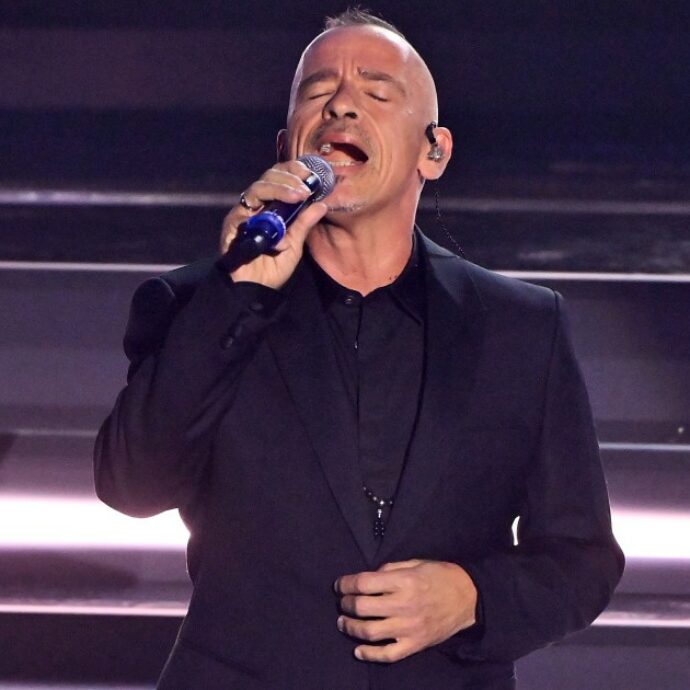 “L’intervento alle corde vocali è andato bene. Il medico mi ha imposto una riabilitazione che mi porterà a posticipare il tour americano”: così Eros Ramazzotti