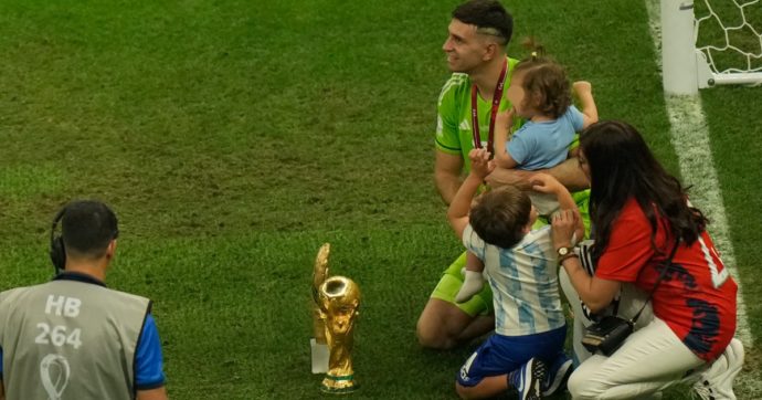 Domeniche bestiali – Il figlio del Dibu Martinez a 4 anni vince un premio ed esulta come il padre