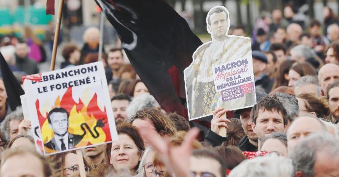 Francia: in 600 mila sfilano contro Macron e la riforma delle pensioni. Arresti in piazza