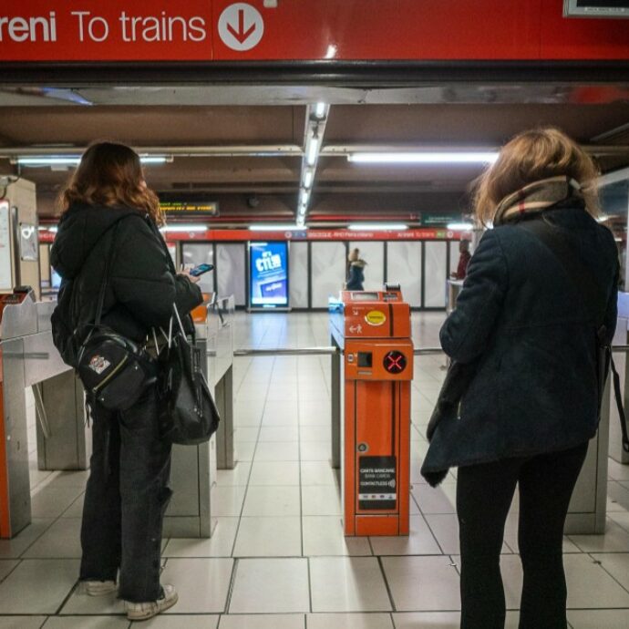 Donna incinta scambiata per una borseggiatrice sulla metro di Milano: “Hanno cominciato a urlarmi contro, mi dicevano ‘vergognati'”. La storia di Micol