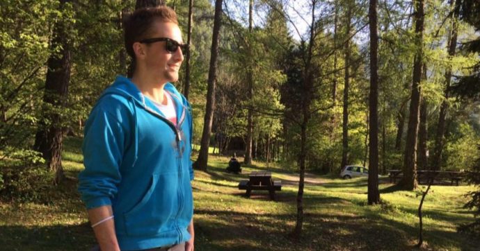 Trento, trovato morto un runner di 26 anni: “Sventrato nel bosco”. L’ipotesi di aggressione da parte di un orso