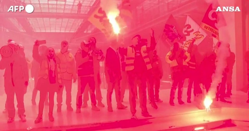 Riforma delle pensioni in Francia, i lavoratori delle ferrovie in protesta irrompono nel palazzo Blackrock nel centro di Parigi – Video