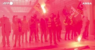 Copertina di Riforma delle pensioni in Francia, i lavoratori delle ferrovie in protesta irrompono nel palazzo Blackrock nel centro di Parigi – Video