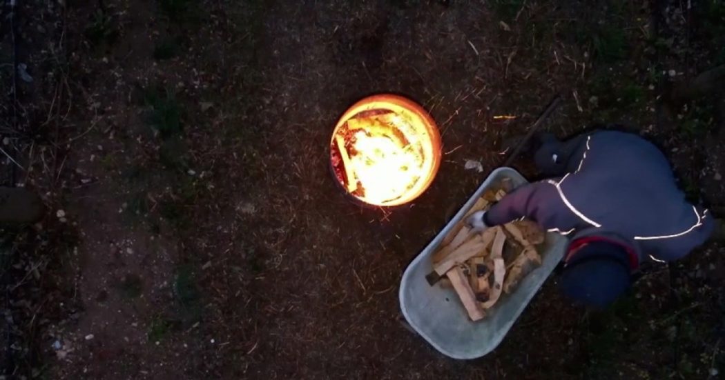 Le gelate improvvise mettono a rischio i ciliegi: gli agricoltori del Trentino costretti ad accendere “stufe” tra i filari – Video