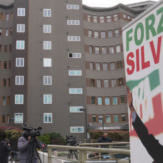 Copertina di B. “sta meglio”, ma in Forza Italia qualcuno cerca casa: il Fatto di domani 8 aprile