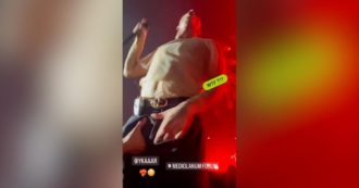 Copertina di Fan tocca le parti intime di Damiano durante il concerto dei Maneskin a Milano e lui reagisce così: il video della molestia è virale