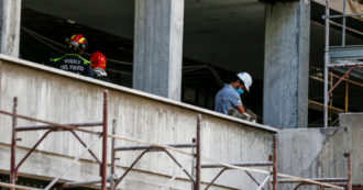 Copertina di Morto l’operaio di 71 anni precipitato ieri durante lavori di manutenzioni sul tetto. Da inizio 2023 oltre 300 vittime
