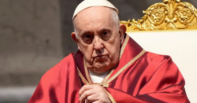 Che cos’è il laparocele incarcerato, il problema per cui sarà operato Papa Francesco