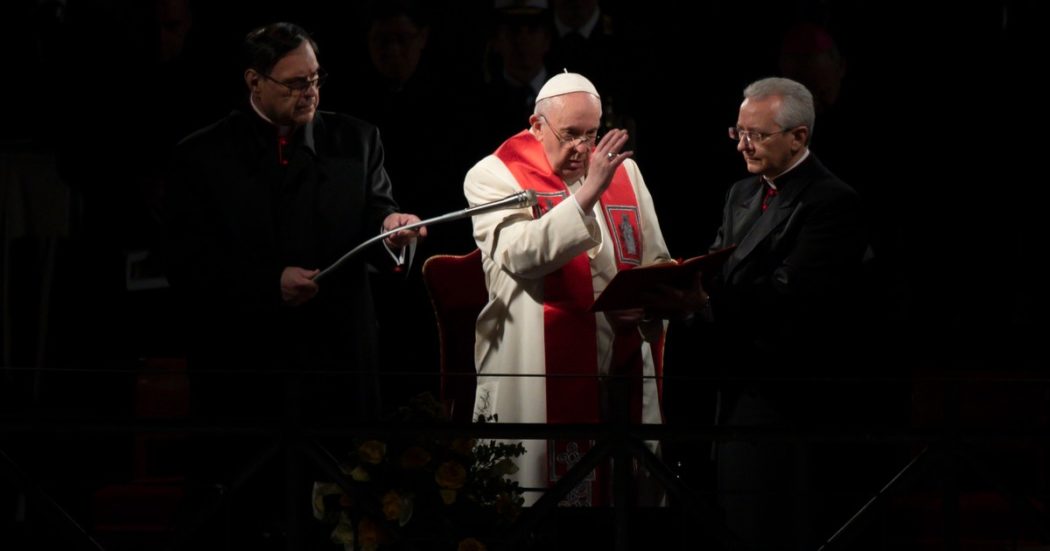 Pressioni per dimettersi, nuovi cardinali da nominare, viaggi all’estero e processo Becciu: l’estate bollente di Papa Francesco nel momento cruciale del pontificato