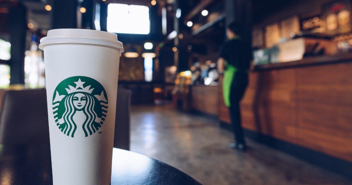 Starbucks, le nuove bevande all’olio d’oliva hanno effetti “indesiderati”. Un barista della catena conferma: “Dopo averli provati molti corrono in bagno”