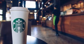 Copertina di Starbucks, le nuove bevande all’olio d’oliva hanno effetti “indesiderati”. Un barista della catena conferma: “Dopo averli provati molti corrono in bagno”