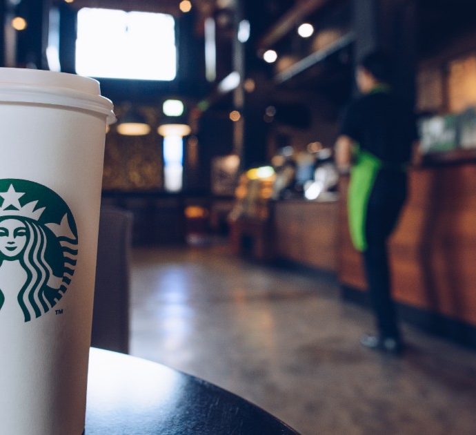 Starbucks, le nuove bevande all’olio d’oliva hanno effetti “indesiderati”. Un barista della catena conferma: “Dopo averli provati molti corrono in bagno”