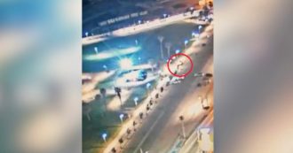 Copertina di Attentato a Tel Aviv, la folle corsa dell’auto sul lungomare pieno di persone: il video dall’alto