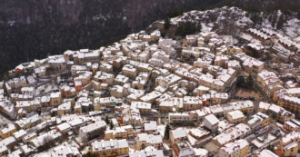 Copertina di Nevicata primaverile a Ovindoli: le immagini spettacolari dal drone sopra il borgo abruzzese