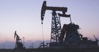 Copertina di Arabia Saudita e Russia tagliano la produzione di petrolio: vola il prezzo del greggio. Così si rischia un nuovo rialzo dei carburanti