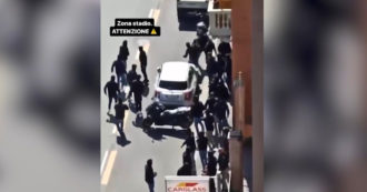 Copertina di Genova, il video degli scontri tra gli ultras di Sampdoria e Cremonese: la guerriglia in strada