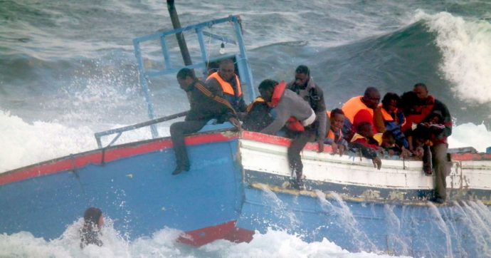 Sos lanciato da Alarm Phone: “Un barcone con 50 migranti partito dalla Libia è alla deriva nel Mediterraneo”