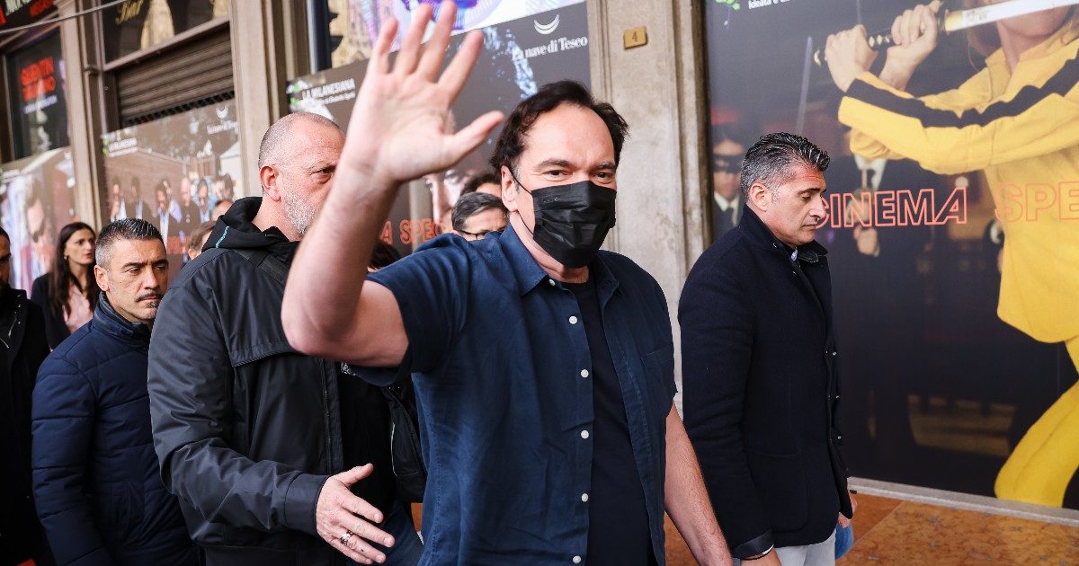 Quentin Tarantino a Milano fa scena muta davanti a 500 persone, ma il suo libro è una bomba  – LA RECENSIONE