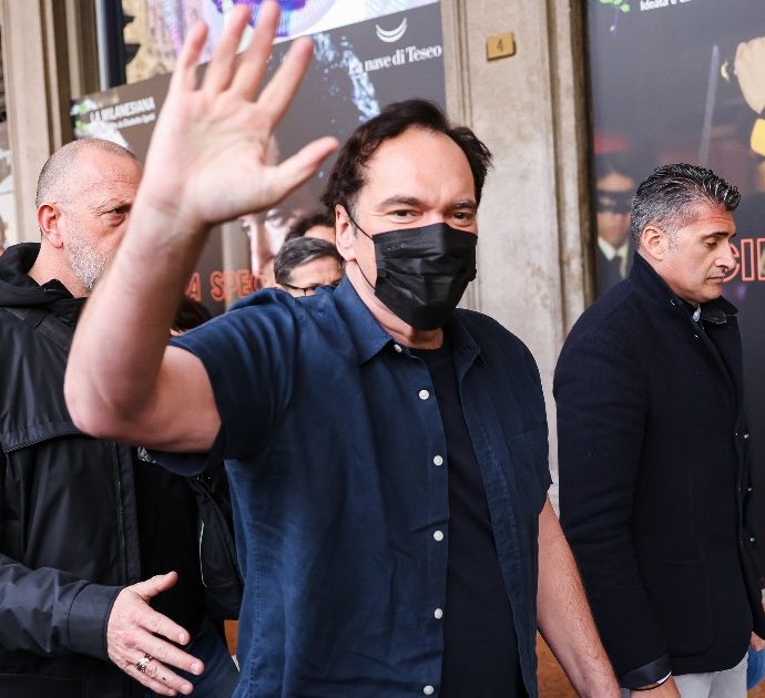 Quentin Tarantino a Milano fa scena muta davanti a 500 persone, ma il suo libro è una bomba  – LA RECENSIONE