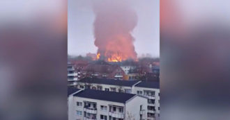 Copertina di Amburgo, vasto incendio coinvolge container di sostanze chimiche: è allerta sanitaria. Il video della nube di fumo nero