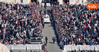 Copertina di Papa Bergoglio tra la folla in piazza San Pietro dopo la messa di Pasqua. I fedeli lo acclamano: “Viva Francesco”
