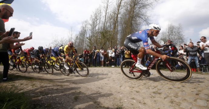 Parigi-Roubaix, Van der Poel trionfa in solitaria. Ganna sesto e polemico: “Alcuni dicono di avere i crampi e poi fanno la volata”