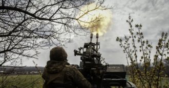 Copertina di Ucraina, la diretta – Mosca respinge Macron: “Francia è coinvolta, non può mediare”. Kiev: “Respinti 20 attacchi”. Pentagono: “Rischi per sicurezza da fuga documenti”